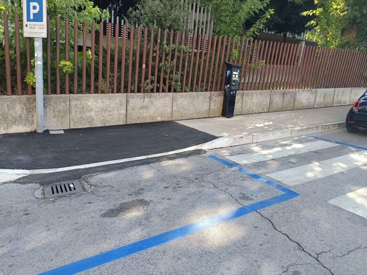 Ma come è possibile? In Via Canali a Perugia invertita la segnaletica stradale! Aggiungendo una barriera architettonica!