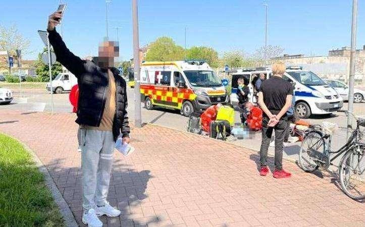 Scena dell'obbrobrio! Selfie con alle spalle l'incidente mortale in strada! 