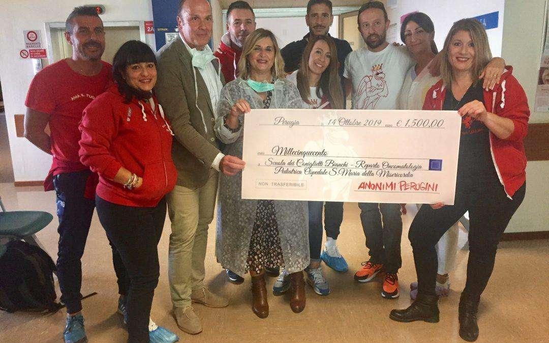 Un assegno consegnato dai tifosi del Perugia Club Anonimi Perugini alla scuola del Reparto di Oncoematologia Pediatrica 