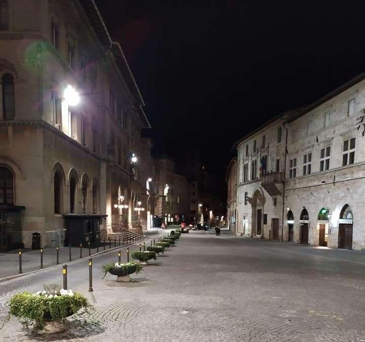L'Umbria è ora "finta rossa", ma rimane arancione, così per legge sono esclusi i ristori