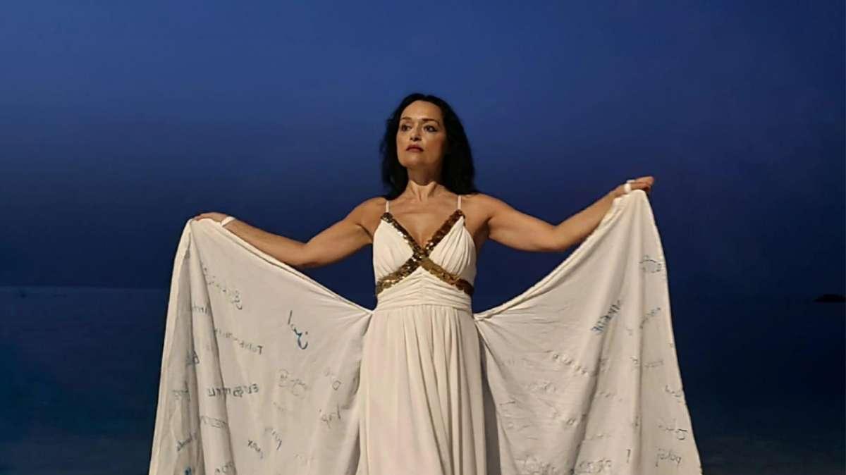 Tour mondiale della bandiera della pace di Moira Lena Tassi: applausi all'artista cresciuta in Umbria