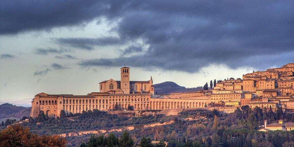 In questo 19 marzo la riflessione dei frati del Sacro Convento sul rapporto tra giovani ed adulti