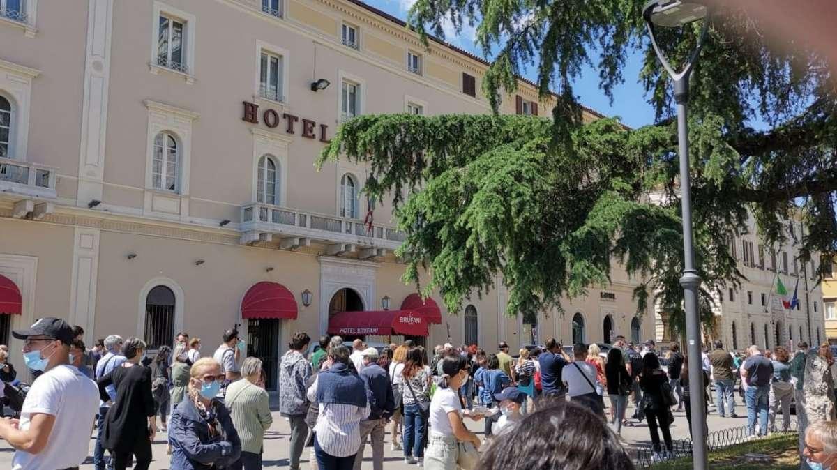 Inevitabile assembramento nel centro di Perugia per le Frecce Tricolori
