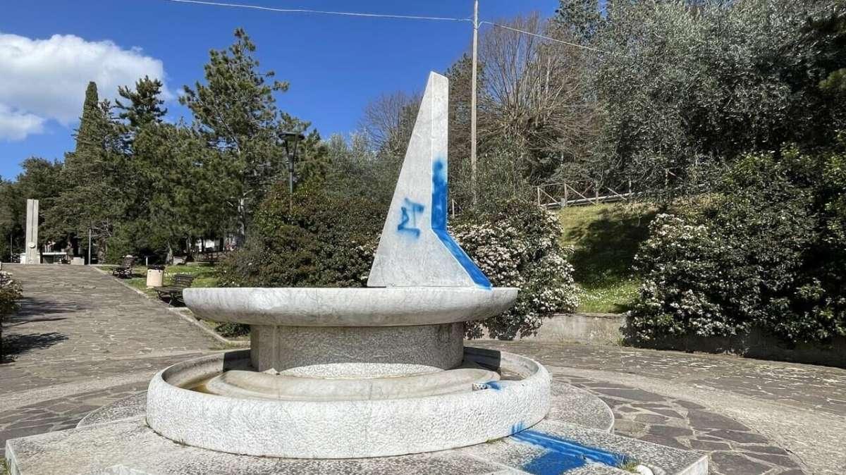 A Magione individuati coloro che avevano danneggiato la fontana ai giardini pubblici: sono due ragazzini