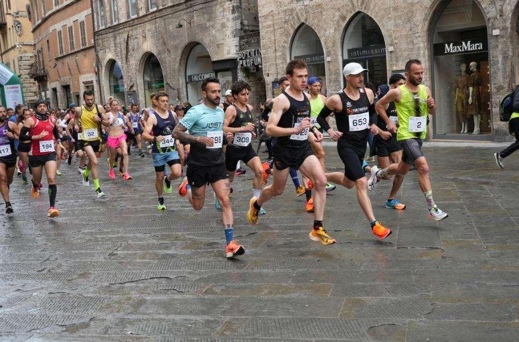 E' il giorno della Grifonissima! Le strade di Perugia stamani colorate da centinaia di podisti!
