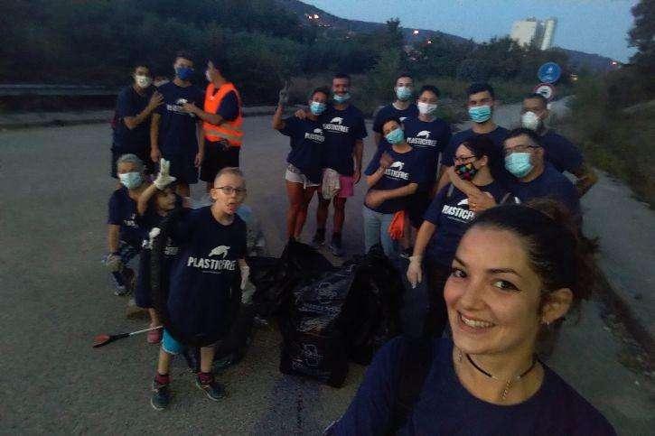 Ma che bravi questi ragazzi! Si sono messi in testa di raccogliere i rifiuti in giro per le città: 174 kg in un giorno!