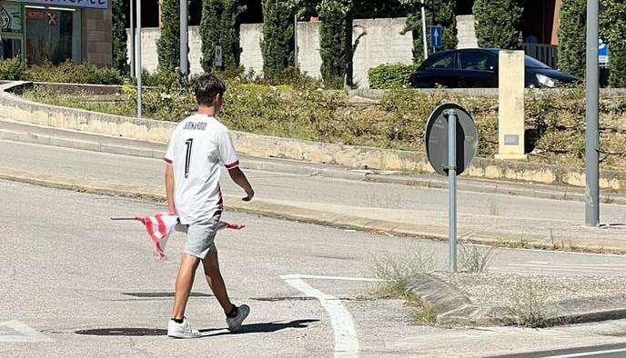 Sotto il sole in strada, con maglia del Perugia e bandiera per sostenere il Grifo in amichevole! E' lui il simbolo dell'essere tifoso!