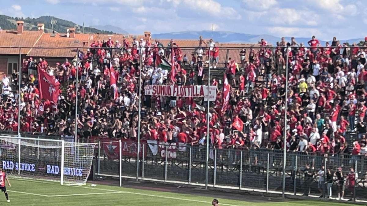 Il Perugia multato per uno striscione esposto per un minuto a Gubbio dai propri tifosi...