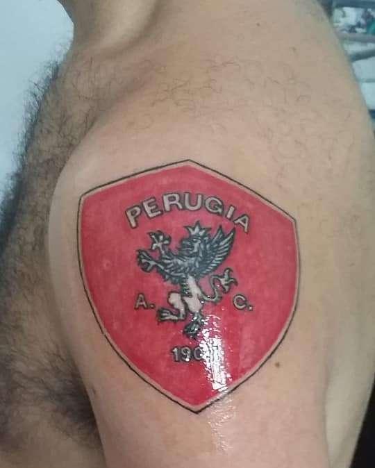Lui il tatuaggio lo ha fatto davvero! Oltre 400 km ogni volta per seguire il Perugia ed un amore senza fine