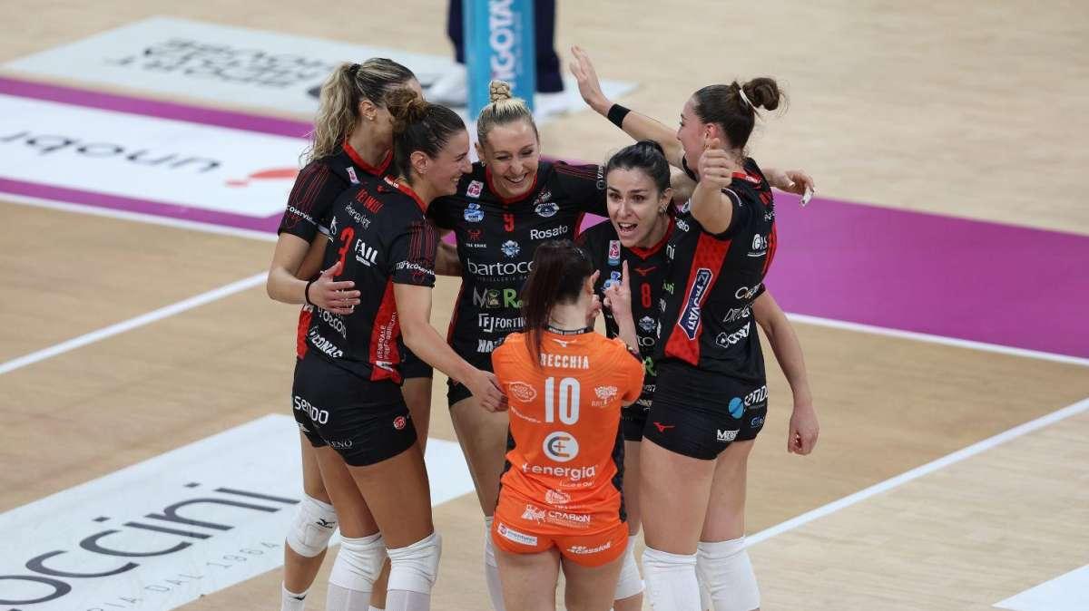 La Bartoccini insegue la prima vittoria nell'A1 di volley femminile: sabato sera in campo contro Scandicci