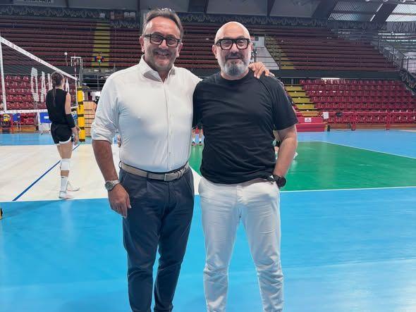 Il saluto dell'assessore comunale Pierluigi Vossi alla Bartoccini Perugia di volley femminile