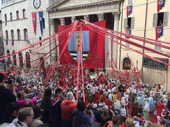 Scelta ad Assisi la giuria per il Calendimaggio: chi vincerà tra Parte de Sotto e Parte de Sopra?