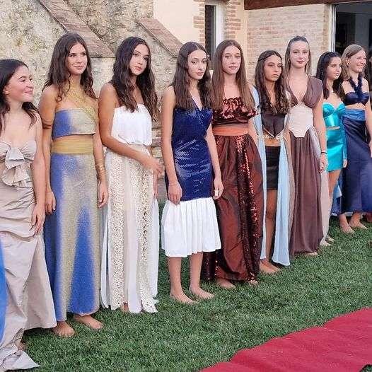 Emma Grasso un vero talento da stilista: 14 anni e già alla sua settima sfilata di abiti disegnati da lei! 