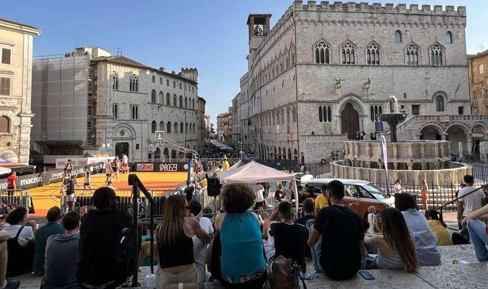 Davvero una gran bella idea il basket in piazza a Perugia: divertimento e tanto pubblico