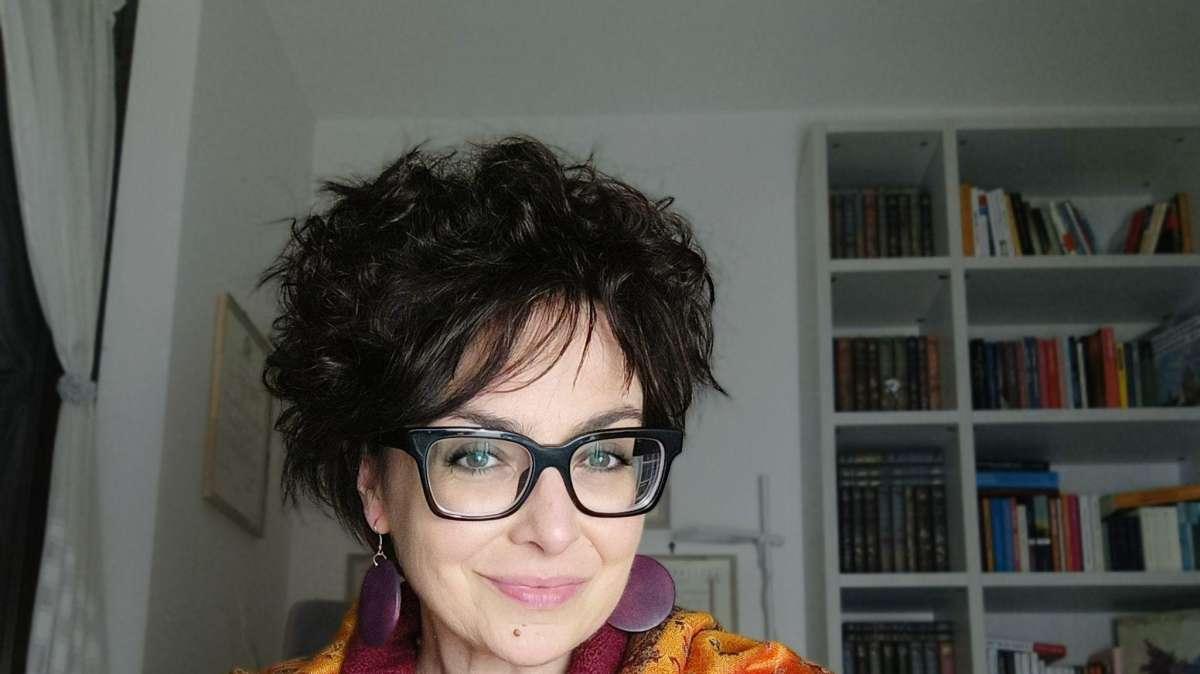 La scrittrice Viviana Picchiarelli presenta oggi a Gualdo Tadino il suo romanzo “Il confine dei silenzi”