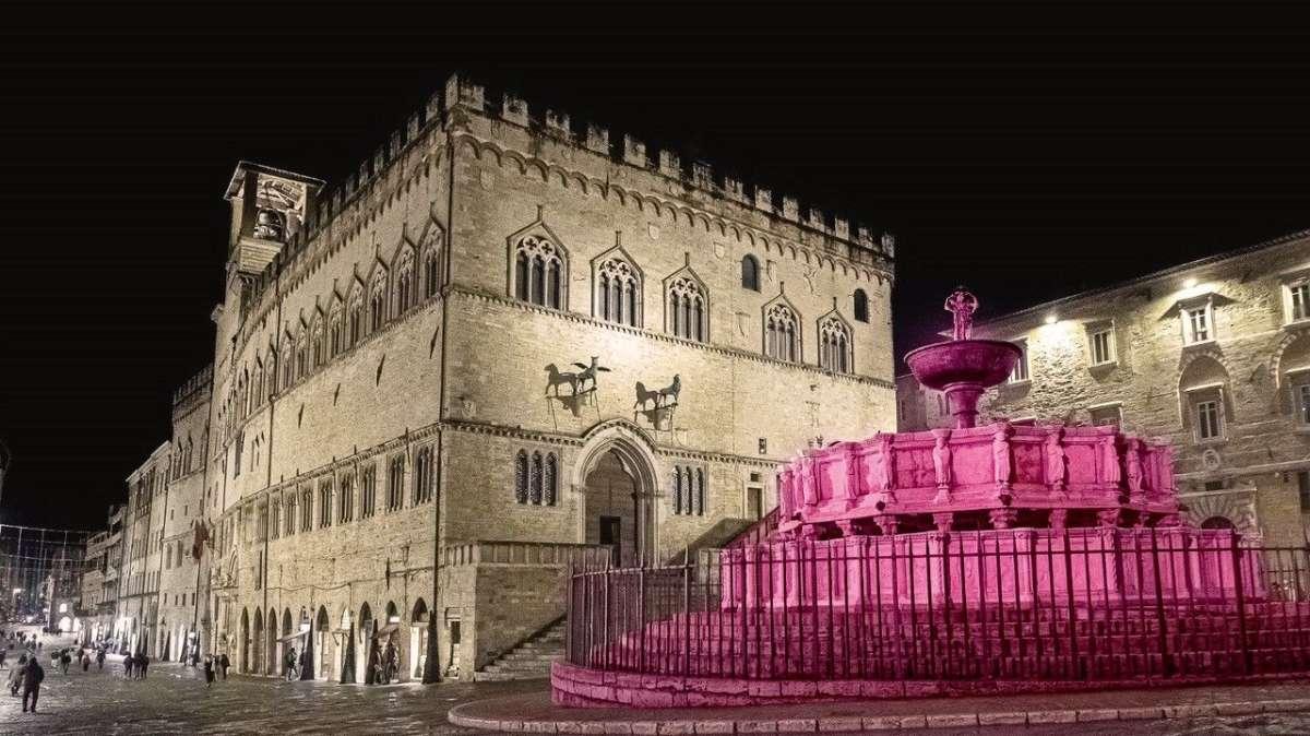 A cento giorni dal Giro d'Italia la Fontana Maggiore a Perugia illuminata di rosa