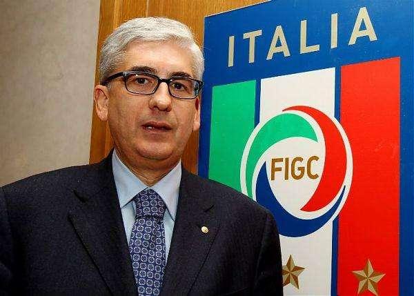 Le scuole calcio possono riaprire, ma non si può usare il pallone! Proprio così...
