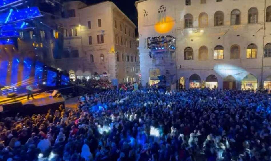 Invasione già da stamattina! Centro di Perugia gremito per il Capodanno in Piazza e in tantissimi dovranno rinunciare 
