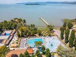 Il dramma del turismo straniero al Trasimeno: è Sant'Arcangelo a tenere a galla il settore dall'estero 
