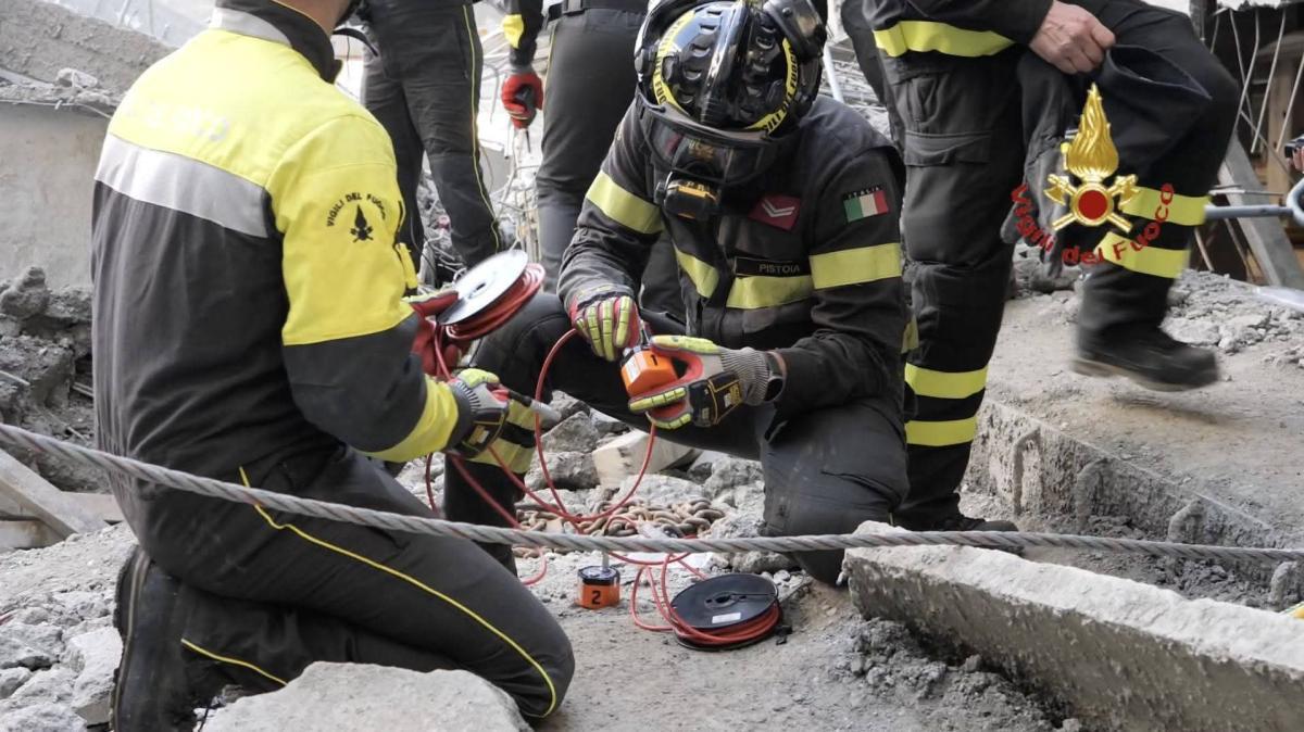 Crolla palazzina a Perugia: ci sono persone coinvolte e si cerca tra le macerie