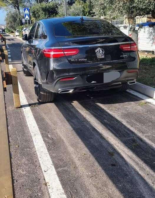 Parcheggio sulla pista pedonale? Sbeffeggiata e derisa stamani in tutta la città!