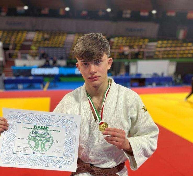 Applausi per il giovane perugino Alessandro Bicorgni, nuovo campione nazionale di judo