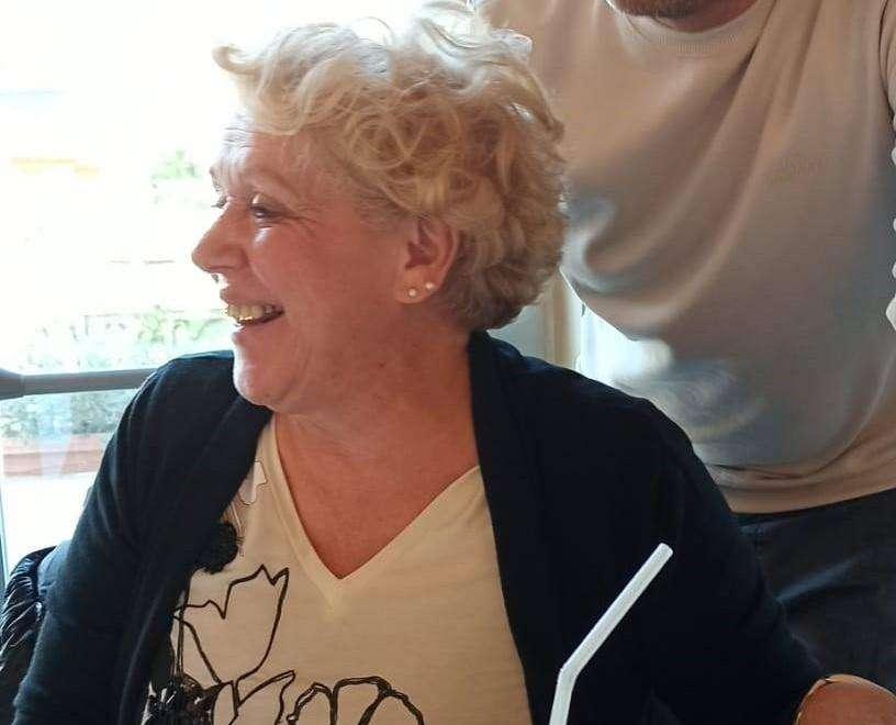 Tragedia domestica: Carla è morta a 73 anni il giorno dopo il compleanno mentre stava stendendo il bucato
