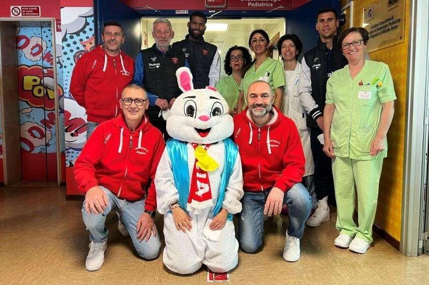 Il gruppo "Anonimi Perugini" di Magione ha regalato uova di Pasqua all'oncologia pediatrica dell'ospedale