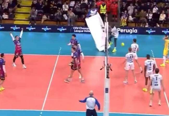 Al Palabarton cade l'arbitro dal seggiolone travolto da Leon! Tra Perugia e Saint-Nazaire un episodio mai visto!