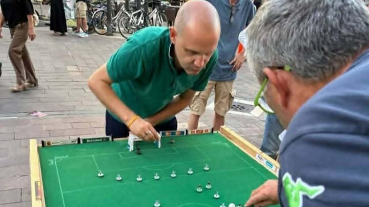L'umbro Marco Perotti in gara a Roma alla finale nazionale del "Trofeo Zeugo" di subbuteo tradizionale