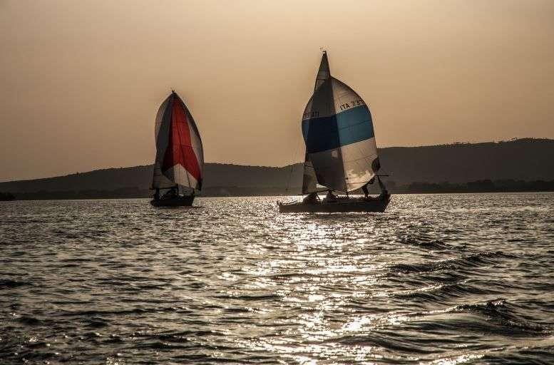 Oggi c'è "Via col vento", unendo tour in auto d'epoca e prova a vela al Trasimeno