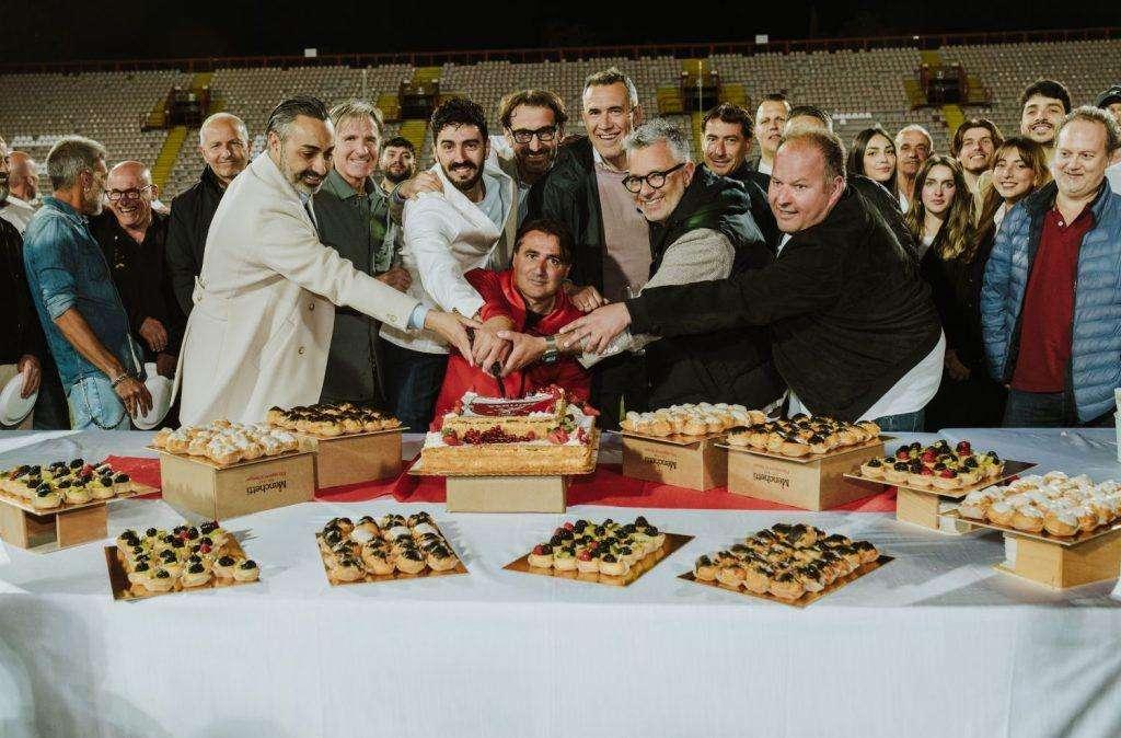 Tutti gli sponsor del Perugia ad abbracciare Giovanni Tedesco: la foto al "Curi" a sancire un amore intenso