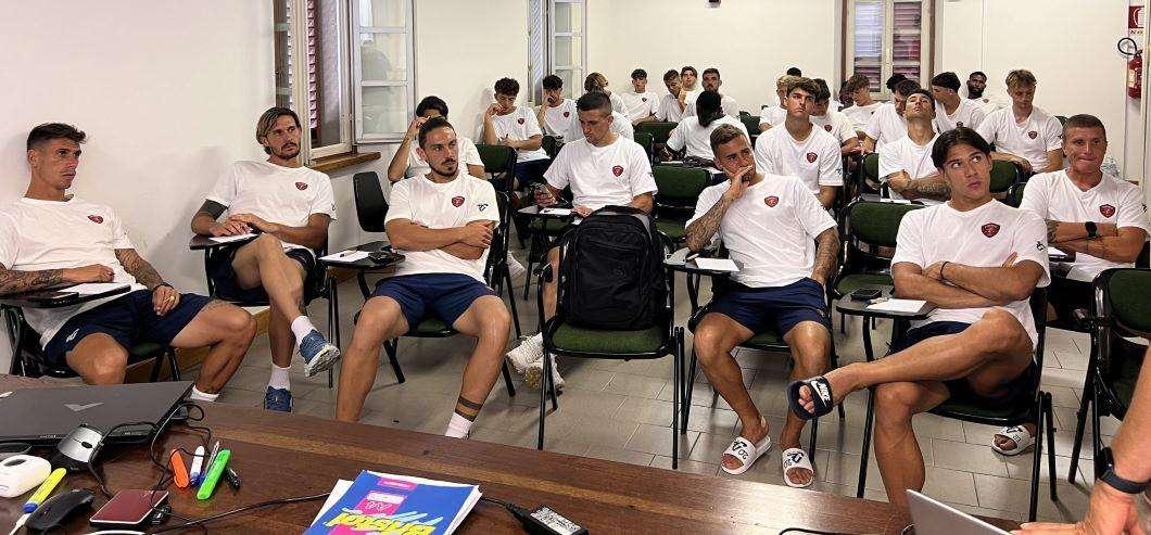 L'associazione calciatori in visita nel ritiro del Perugia con Fiumana e Pomini