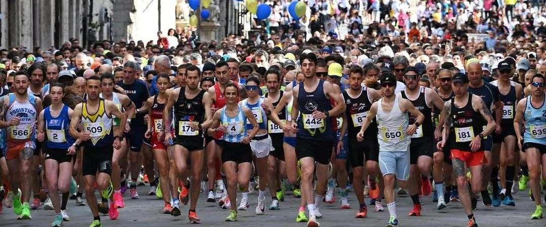 A Perugia è la domenica della Grifonissima! Correndo, camminando ed anche... a quattro zampe! Partenza da Corso Vannucci