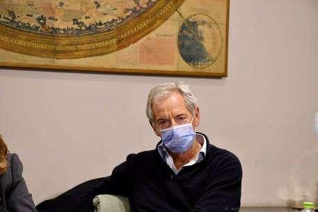 "Non pensate di essere liberi a Natale e preparatevi giá alla terza ondata del Covid tra febbraio e marzo 2021!"