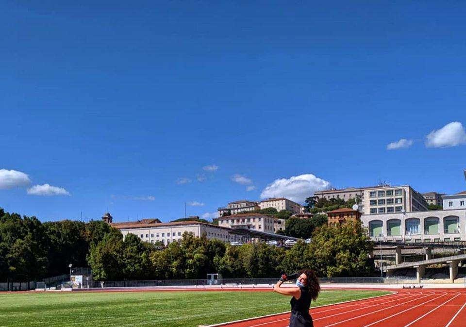 Almeno lei non ha contribuito all'assembramento! Il Santa Giuliana chiuso agli atleti ha riaperto le porte per l'assessore allo sport per seguire le Frecce Tricolori...