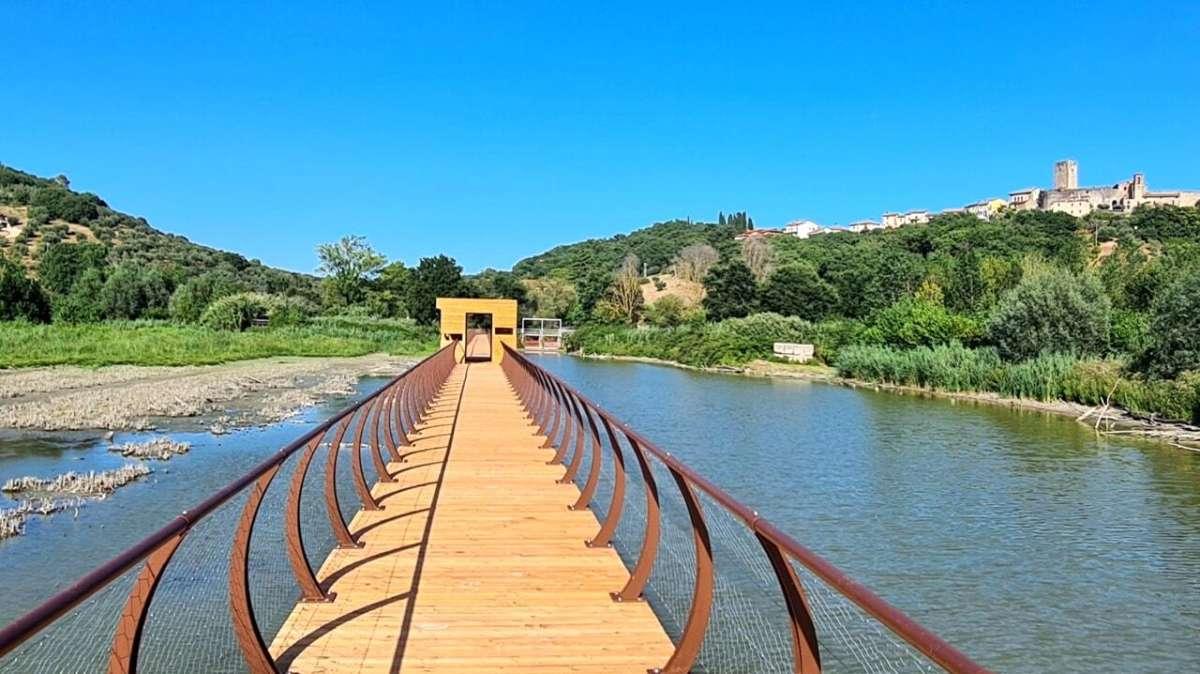 A San Savino la passeggiata letteraria sulla nuova passerella sul lago