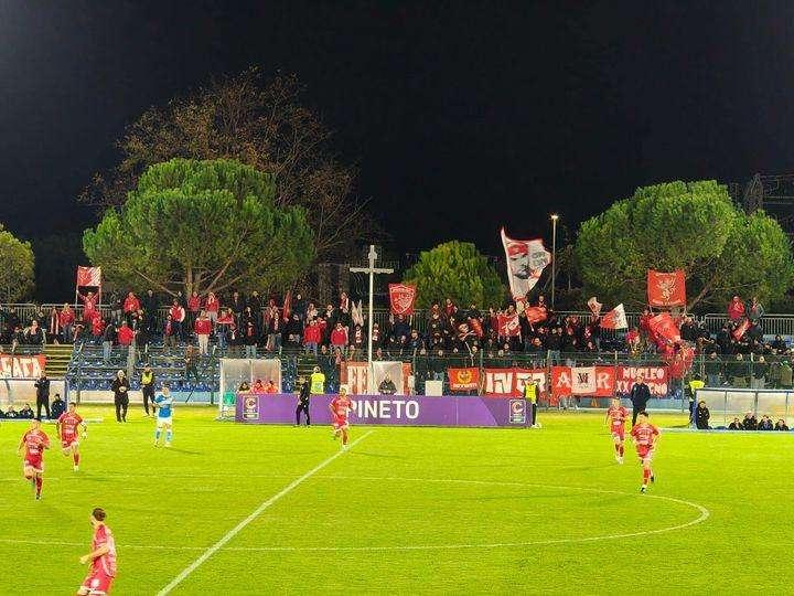 La contestazione dei tifosi del Perugia alla squadra in campo a Pineto: siamo in una fase calda