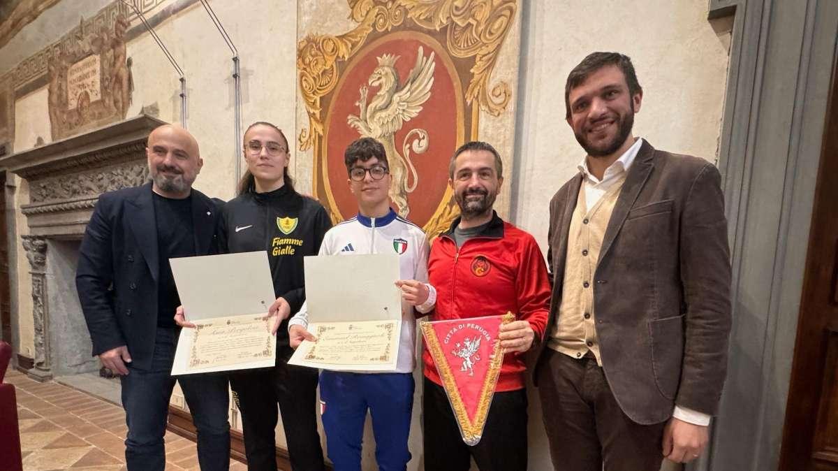 L'assessore comunale Pierluigi Vossi ha premiato gli atleti Asia Pergolesi ed Emanuel Romagnoli