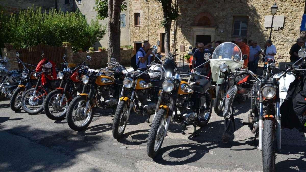 Curiosità a Bagnaia per l'ottava edizione del raduno di auto e moto d'epoca