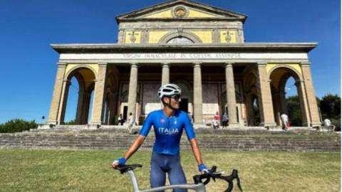 Il ct azzurro del ciclismo Daniele Bennati in sella verso il Santuario della Basilica di Canoscio