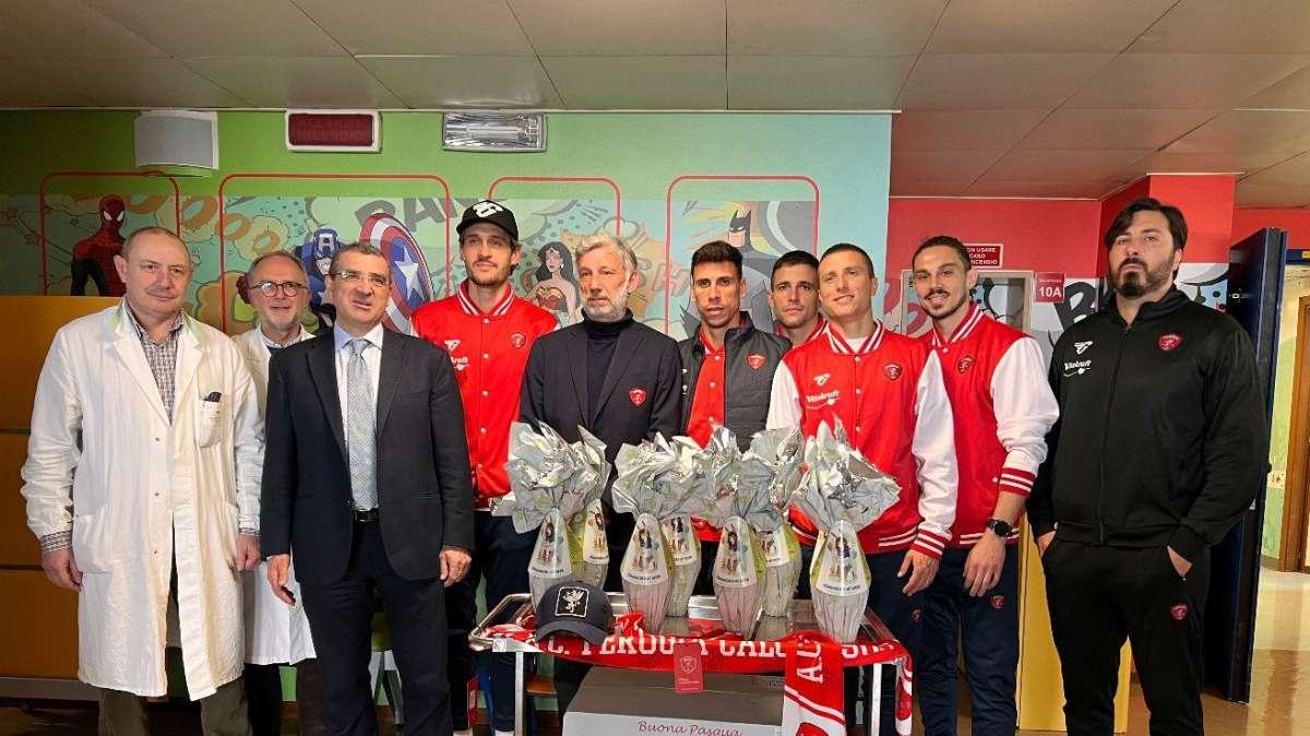 Gli auguri di Pasqua del Perugia Calcio al reparto di Oncoematologia Pediatrica dell'ospedale