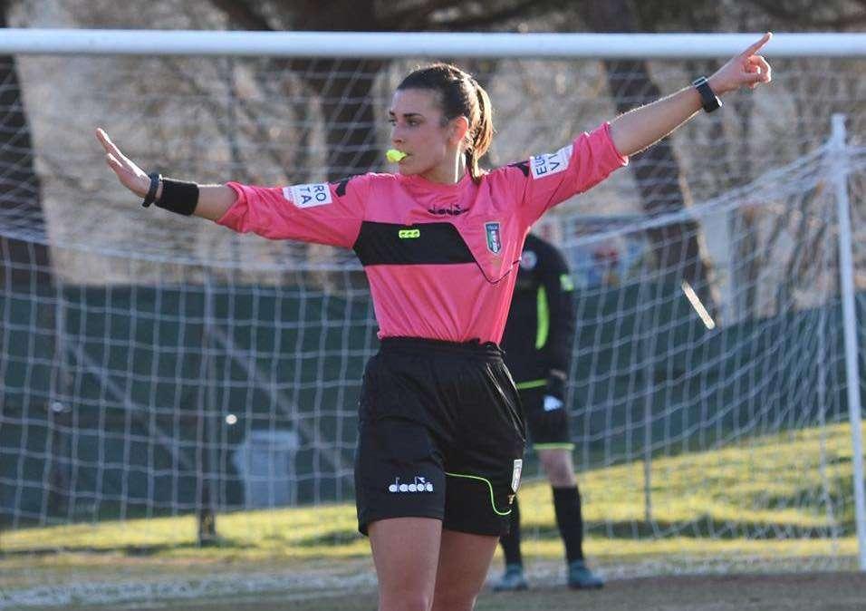 Lei ci va giù pesante! "Ma quali scuse! Non sarà certo l'allenatore dalla mentalità retrograda, ottusa e sessista del Casa del Diavolo a toglierci dal calcio"