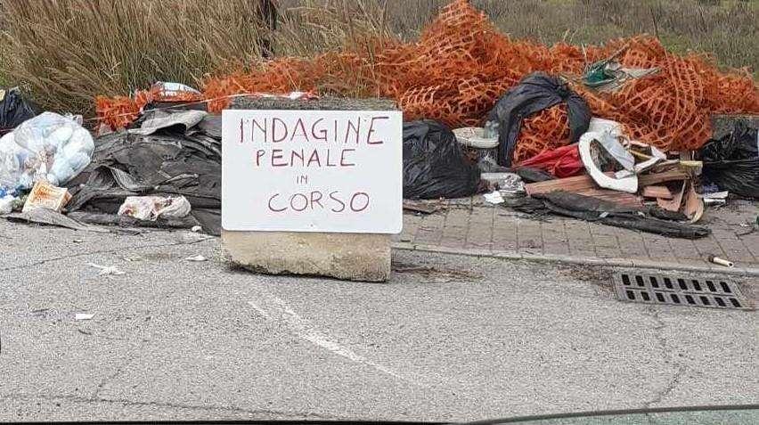 Giallo sulla discarica abusiva a Santa Sabina: misterioso cartello segnala indagine penale in corso