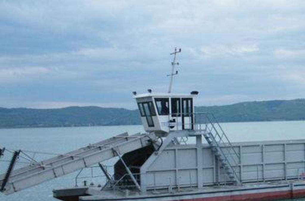 Si va verso una situazione drammatica al Trasimeno! La chiatta che doveva dragare i fanghi si è arenata nelle acque!