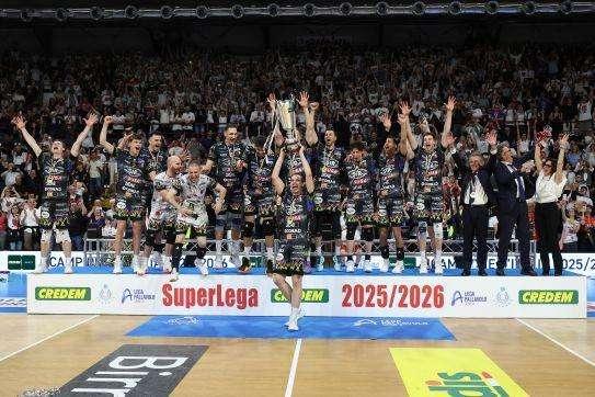 L'Italia celebra la conquista dello scudetto del volley maschile da parte della Sir Susa Scai Perugia