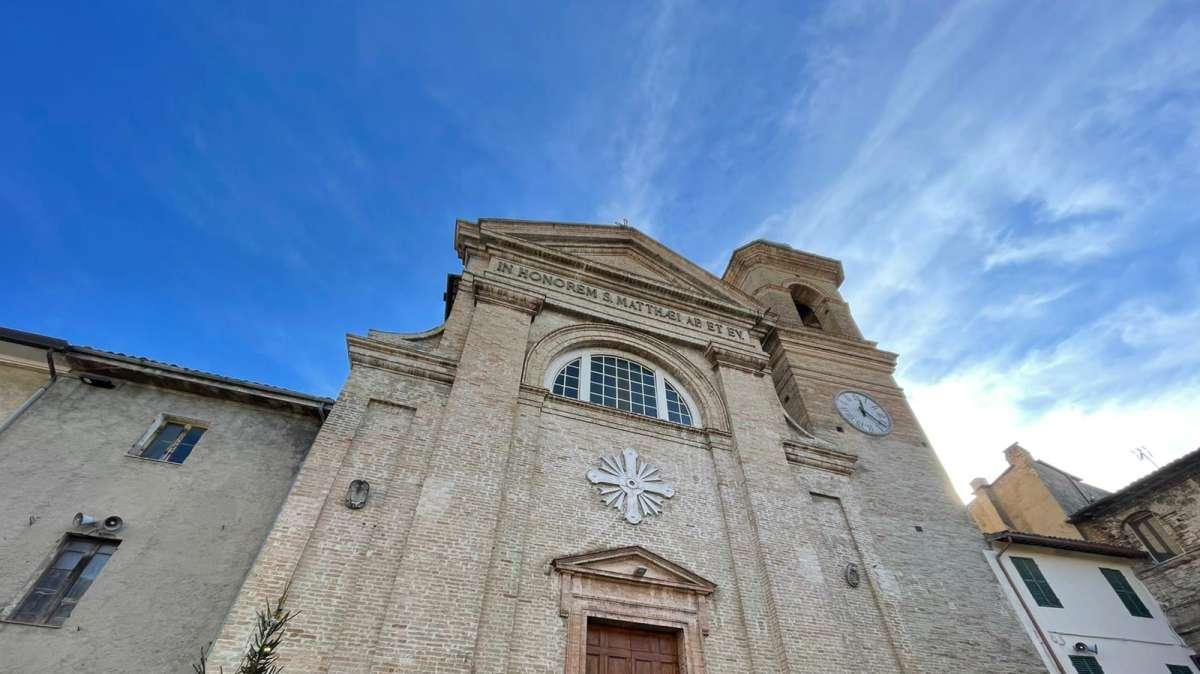 Rubata una bici elettrica davanti alla chiesa durante la messa: ritrovata a casa di un sospettato