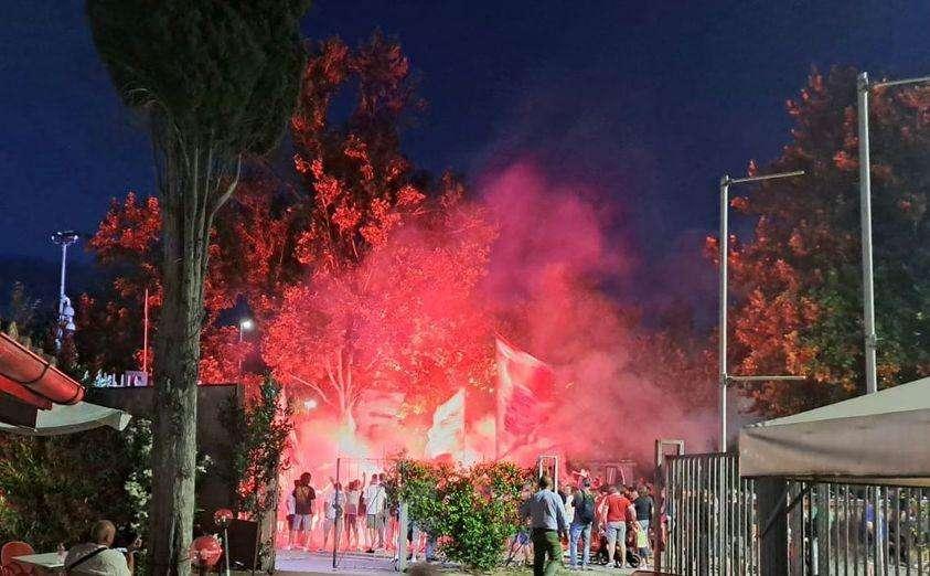 Sale la protesta contro Santopadre e il suo Perugia: ieri sera il sit-in allo stadio Curi davanti alla sede 
