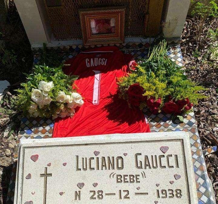La maglia del Perugia sulla tomba di Luciano Gaucci: a deporla è stato il figlio Riccardo