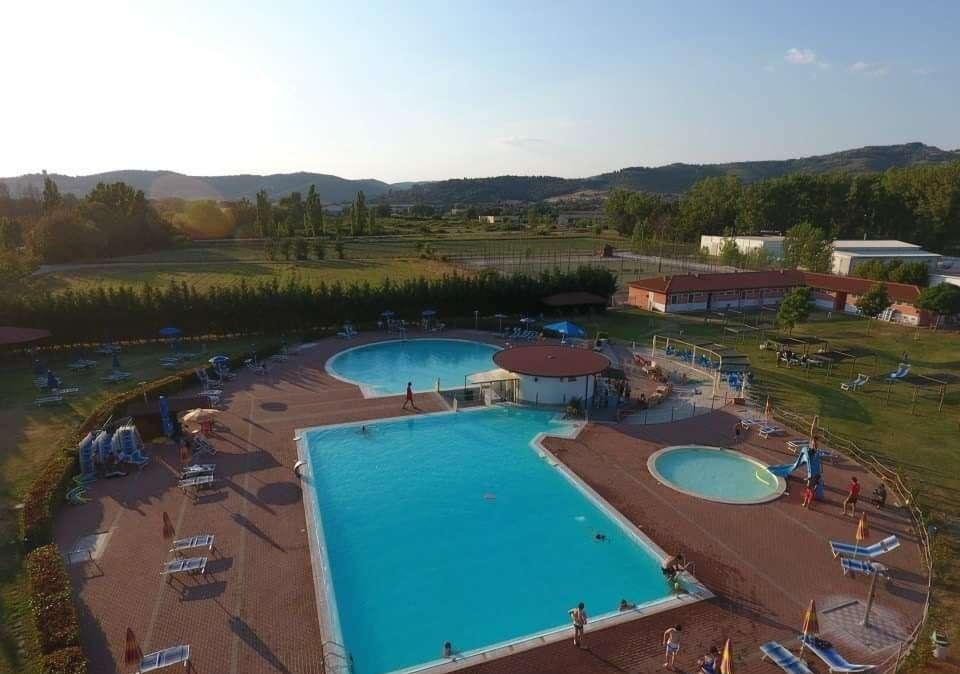 Cercate lavoro per l'estate? Alle piscine dell'Autodromo di Magione servono bagnini, istruttori di nuoto e baristi